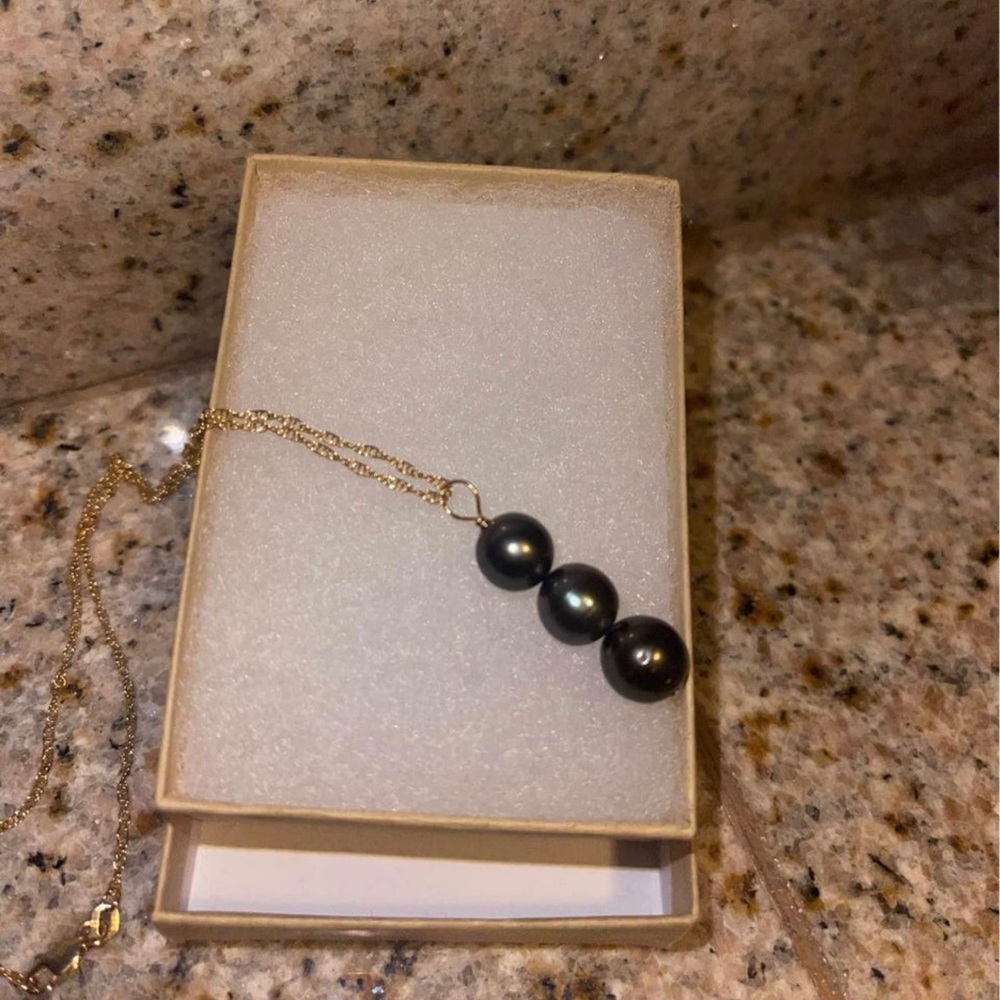 14k gold chain with three Tahitian pearls